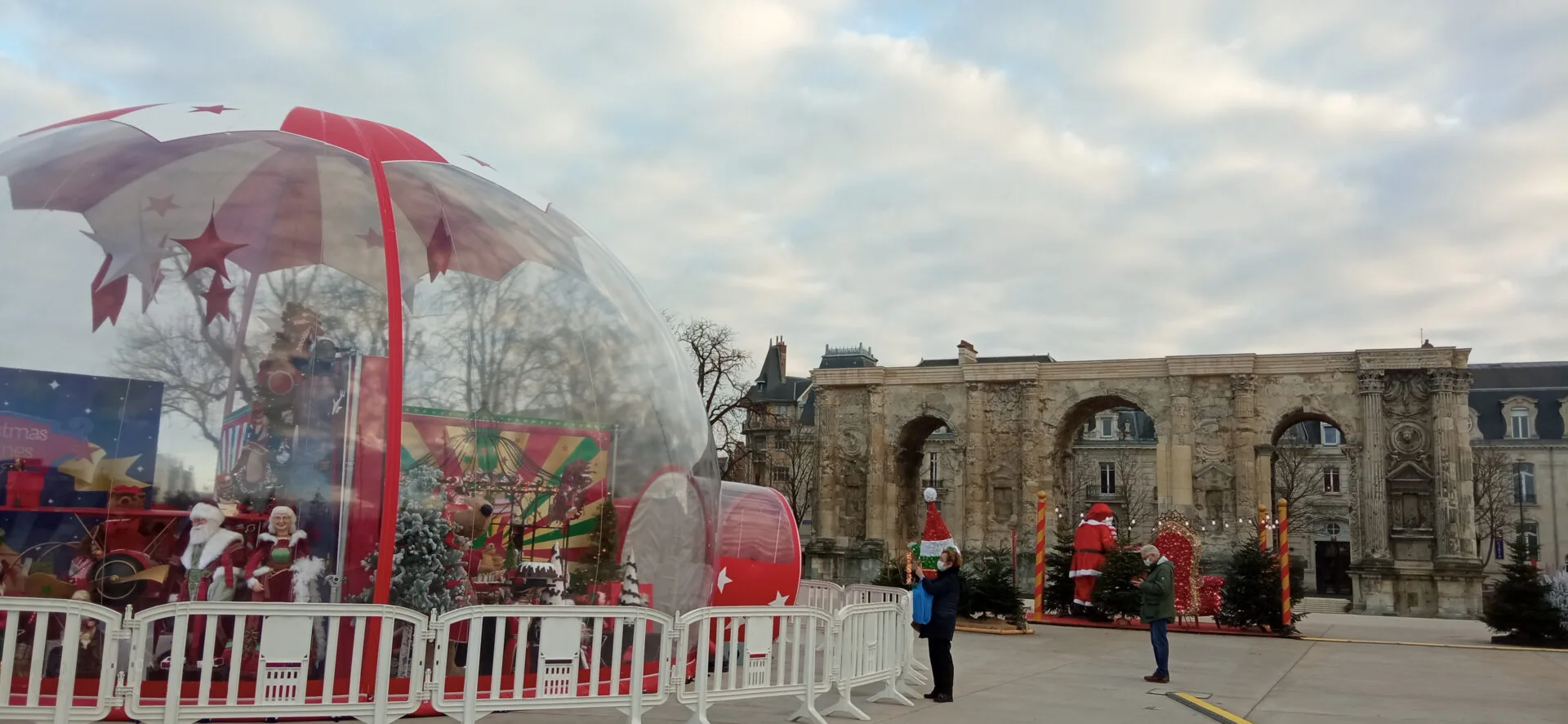 Le Père Noël et une bulle transparente décorée devant la porte de Mars à Reims, en décembre 2021