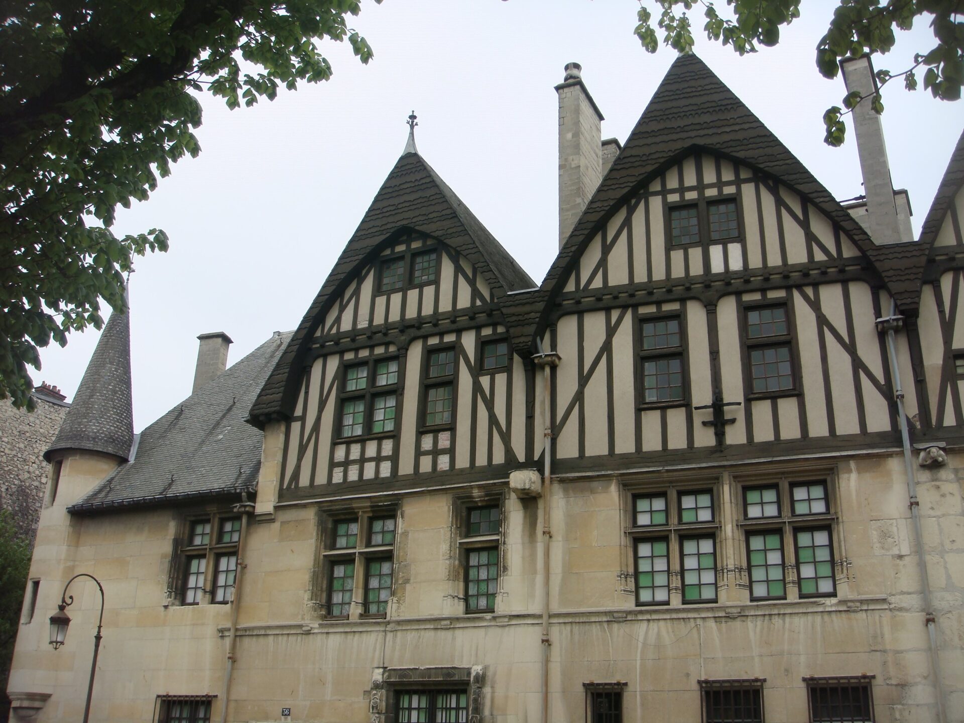 La façade à pans de bois du musée-hôtel Le Vergeur, place du Forum à Reims
