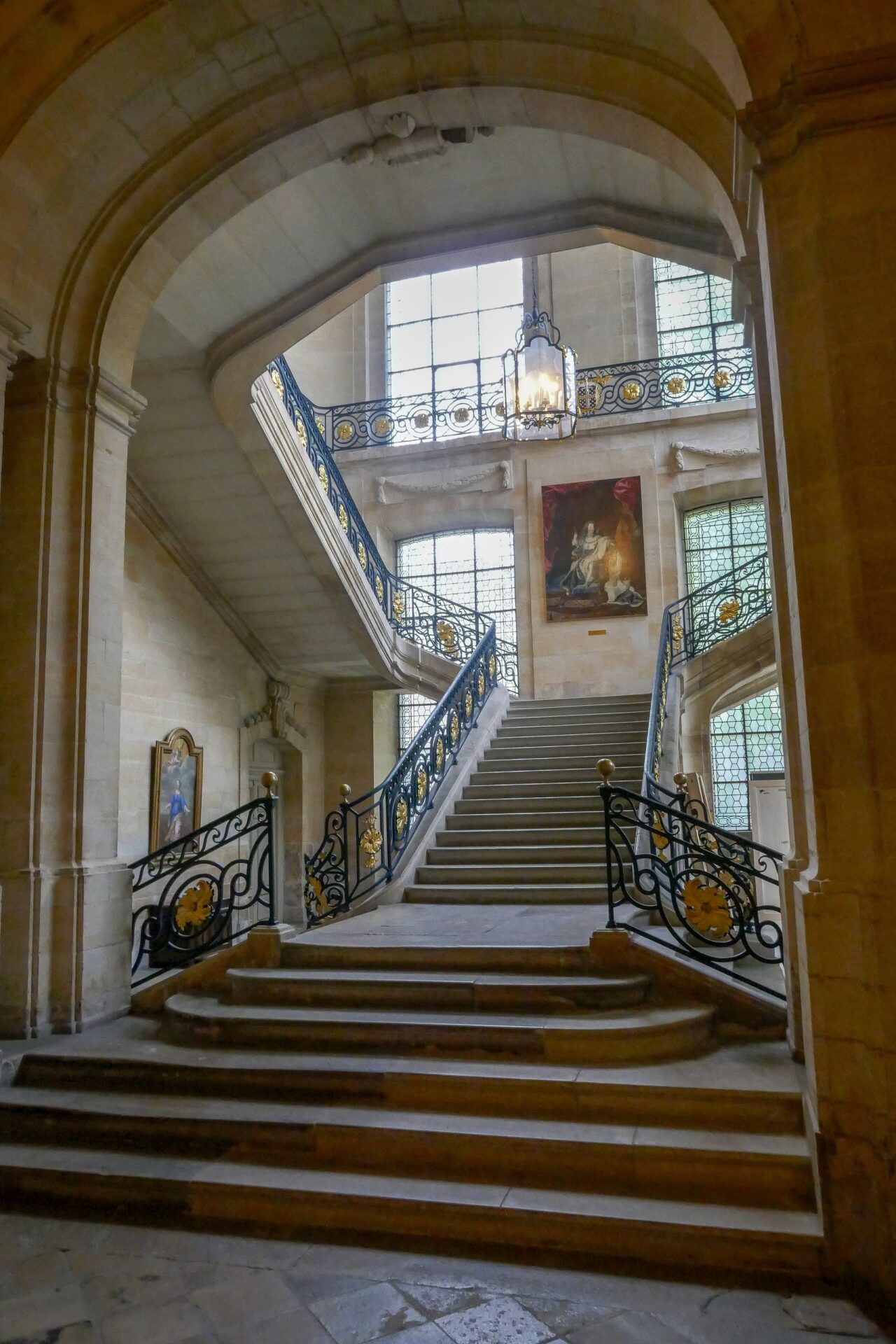 Le grand escalier à rampe en fer forgé du musée Saint-Remi